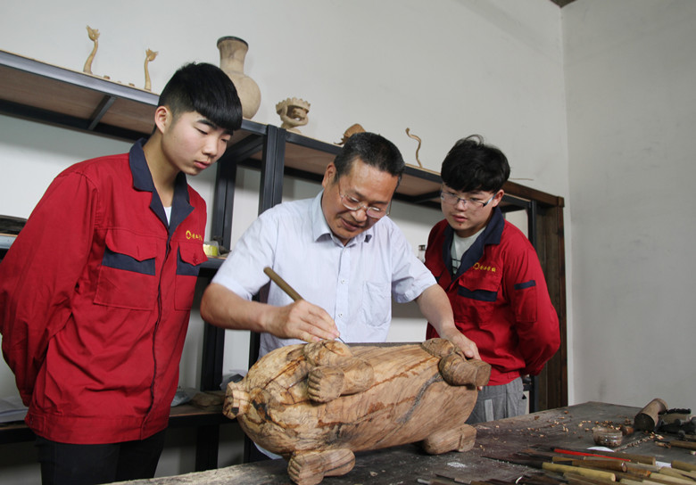 国家级非遗项目楚式漆器髹式技艺代表性传承人邹德香在示范技艺_副本.jpg