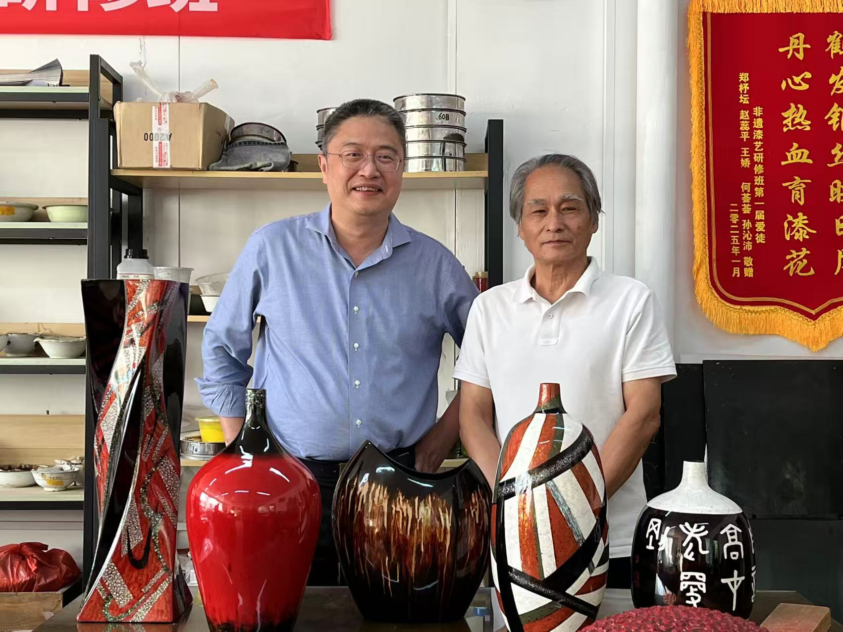 在陈天灨老师作品前合影.jpg